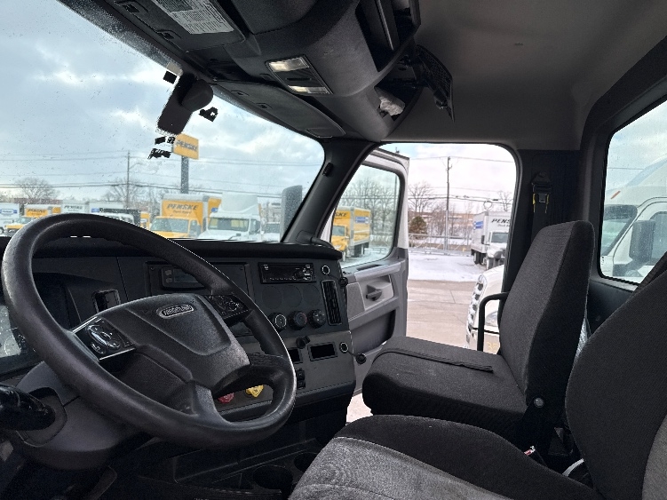 2020 Freightliner Cascadia in Allen Park, MI — photo 10