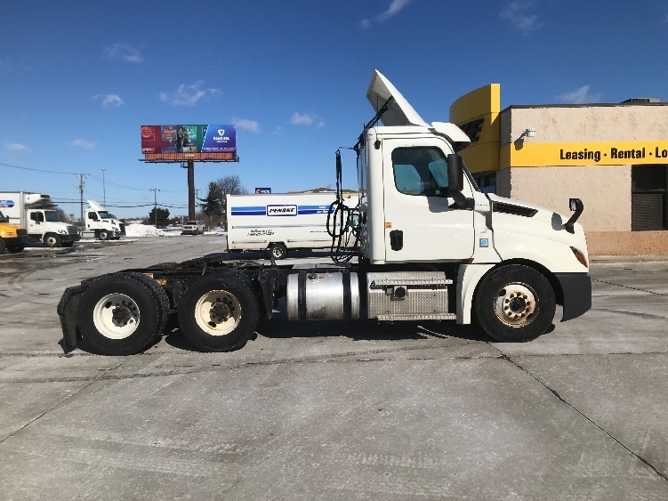 2020 Freightliner Cascadia in Allen Park, MI — photo 8