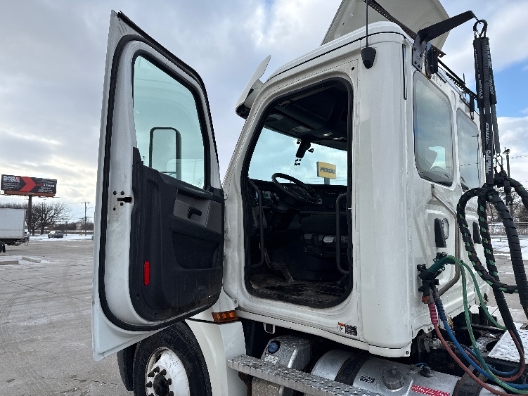 2020 Freightliner Cascadia in Allen Park, MI — photo 9