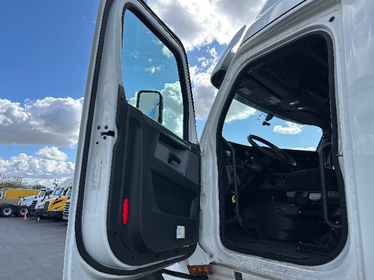 2020 Freightliner in Fontana, CA — photo 9
