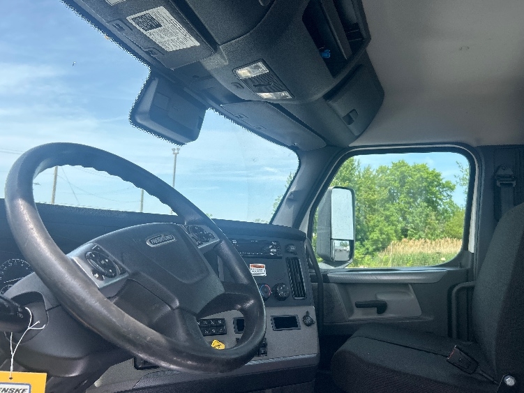 2021 Freightliner Cascadia in East Chicago, IN — photo 10