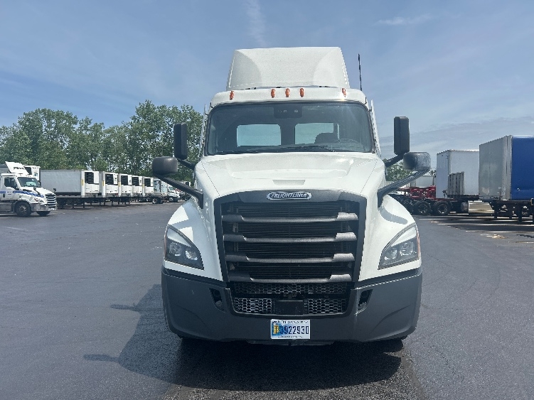 2021 Freightliner Cascadia in East Chicago, IN — photo 2
