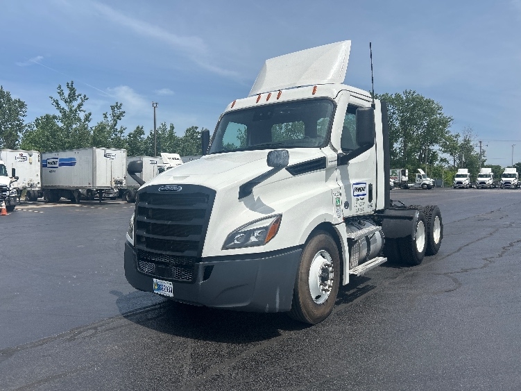 2021 Freightliner Cascadia in East Chicago, IN — photo 3