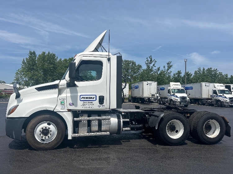 2021 Freightliner Cascadia in East Chicago, IN — photo 4