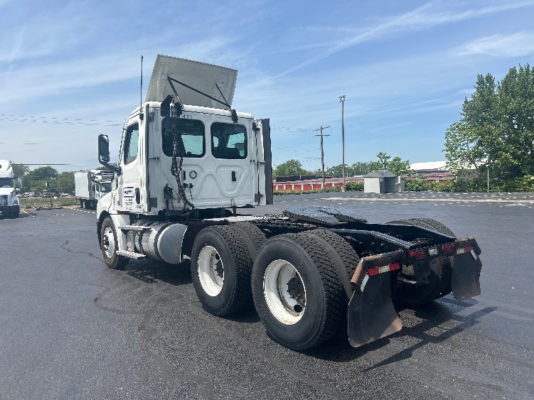 2021 Freightliner Cascadia in East Chicago, IN — photo 5