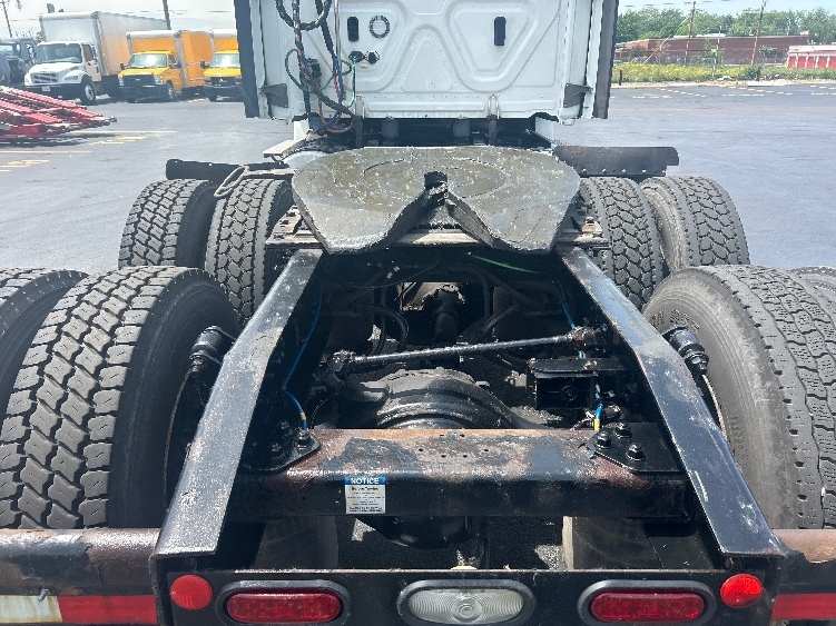 2021 Freightliner Cascadia in East Chicago, IN — photo 6