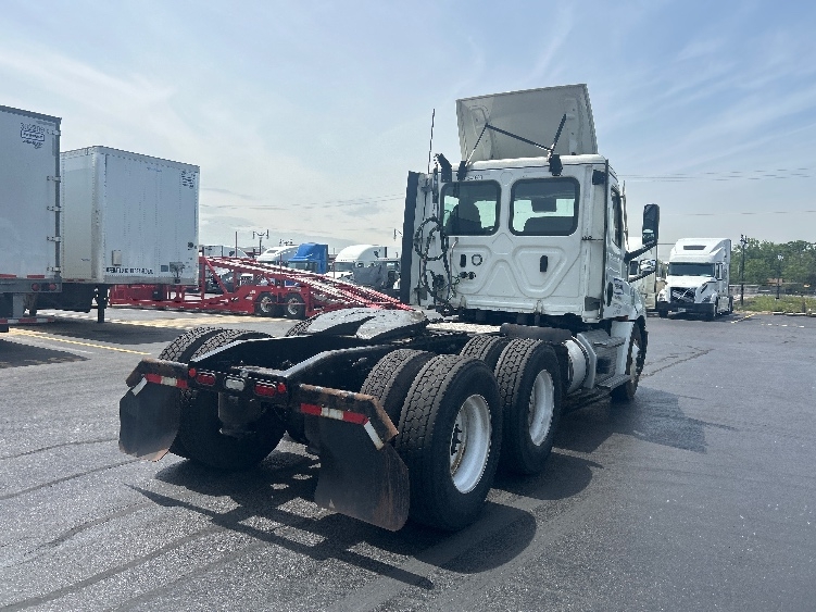 2021 Freightliner Cascadia in East Chicago, IN — photo 7