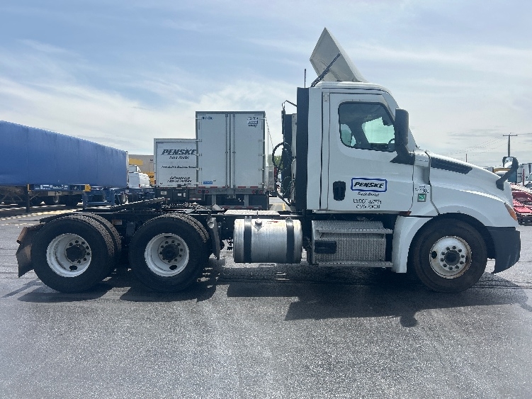2021 Freightliner Cascadia in East Chicago, IN — photo 8