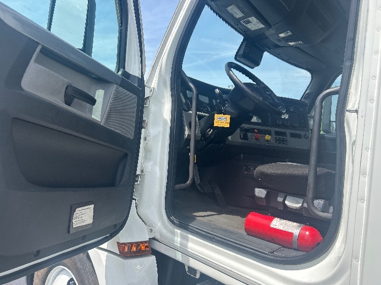 2021 Freightliner Cascadia in East Chicago, IN — photo 9