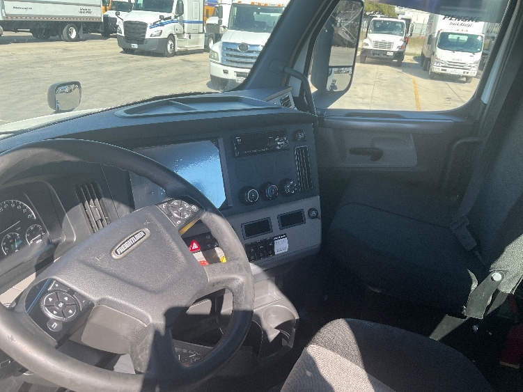 2020 Freightliner Cascadia in San Antonio, TX — photo 10