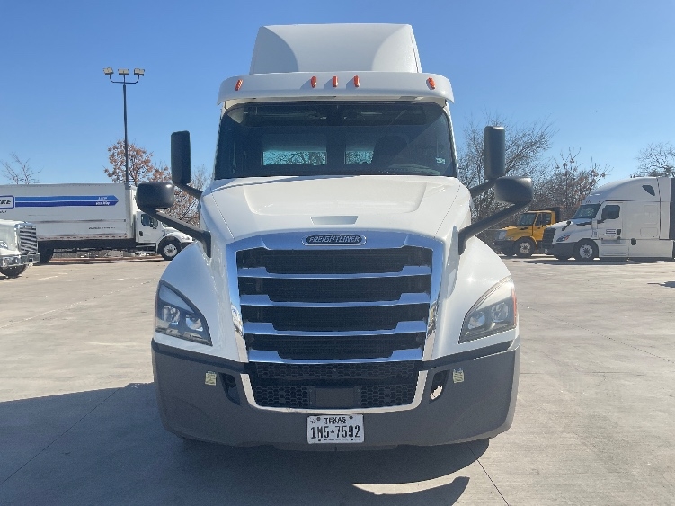 2020 Freightliner Cascadia in San Antonio, TX — photo 2
