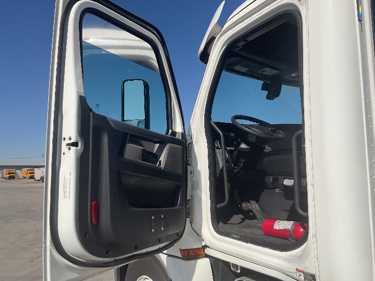 2020 Freightliner Cascadia in San Antonio, TX — photo 9