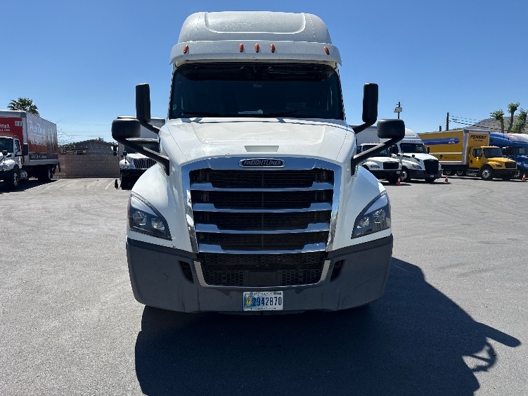 2020 Freightliner Cascadia in Fontana, CA — photo 2
