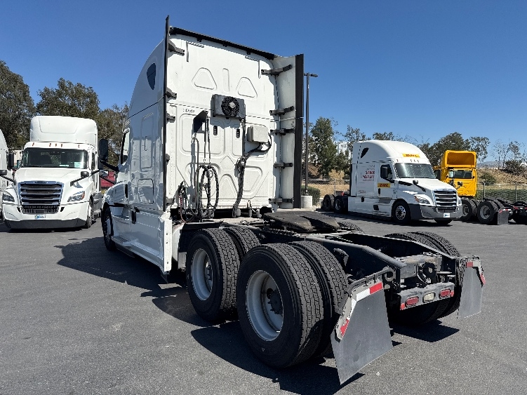 2020 Freightliner Cascadia in Fontana, CA — photo 5