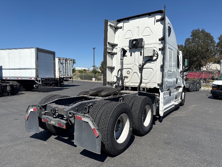 2020 Freightliner Cascadia in Fontana, CA — photo 7