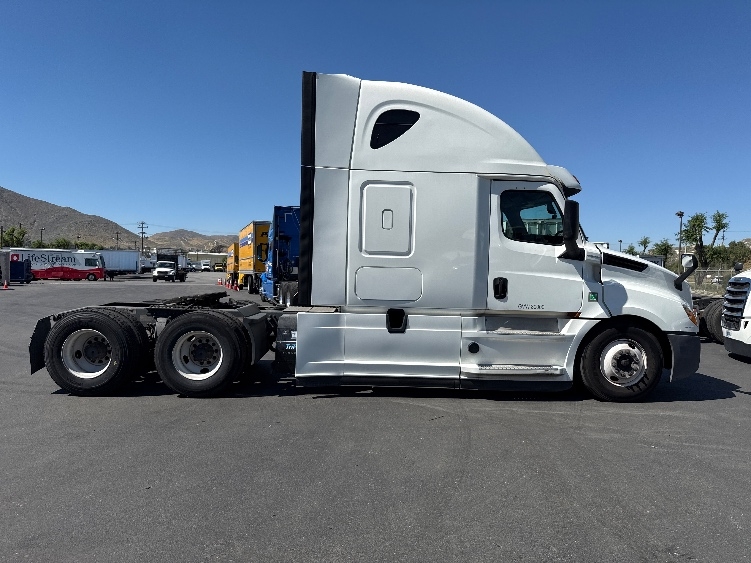 2020 Freightliner Cascadia in Fontana, CA — photo 8