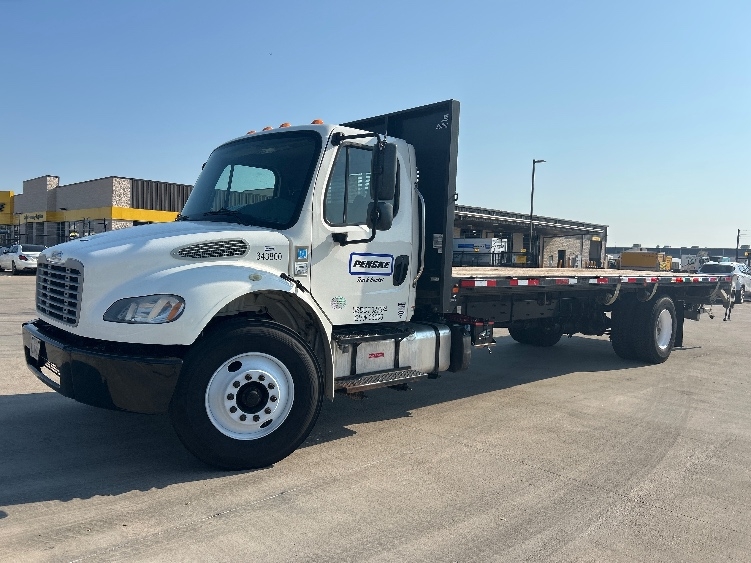 2020 Freightliner M2 106 in Austin, TX — photo 3