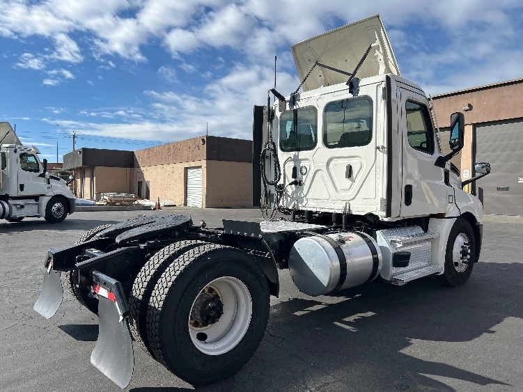 2021 Freightliner Cascadia in Las Vegas, NV — photo 7
