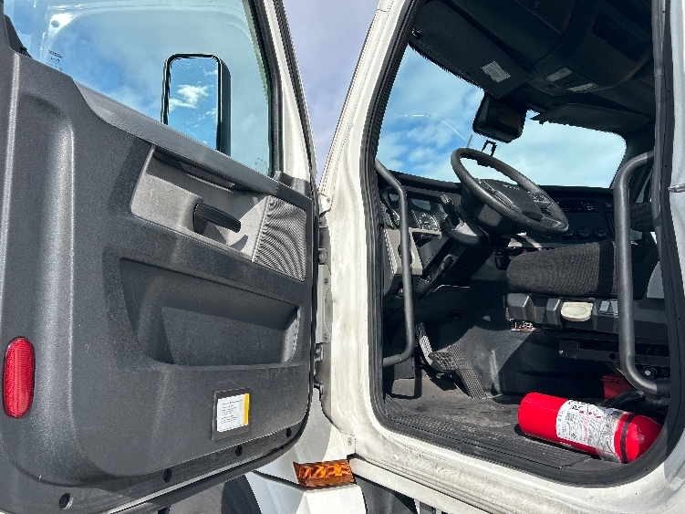 2021 Freightliner Cascadia in Las Vegas, NV — photo 9