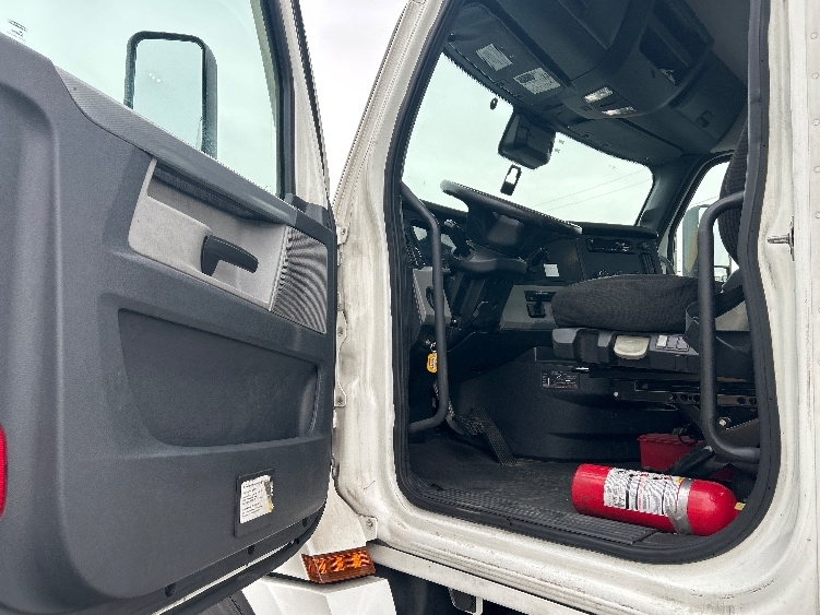 2021 Freightliner Cascadia in Las Vegas, NV — photo 9