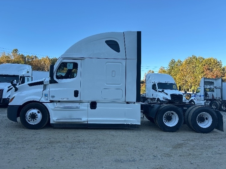 2021 Freightliner Cascadia in Asheville, NC — photo 4