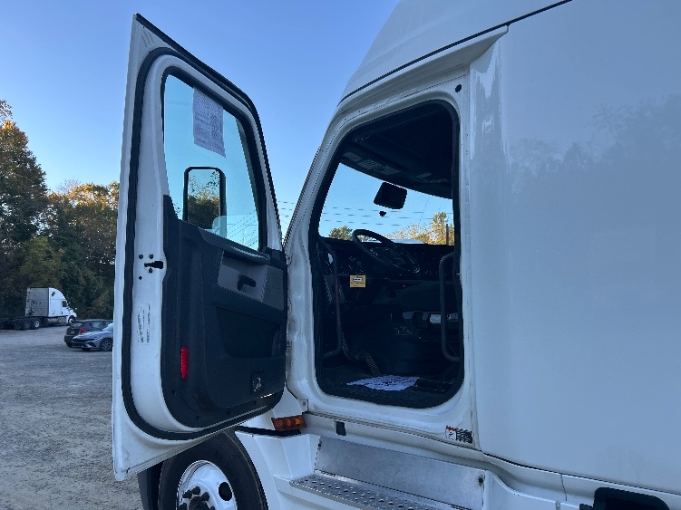 2021 Freightliner Cascadia in Asheville, NC — photo 9
