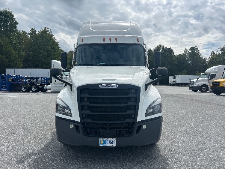 2021 Freightliner Cascadia in Greensboro, NC — photo 2