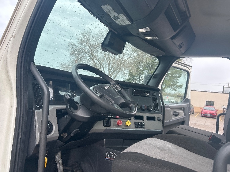 2021 Freightliner Cascadia in Des Moines, IA — photo 10