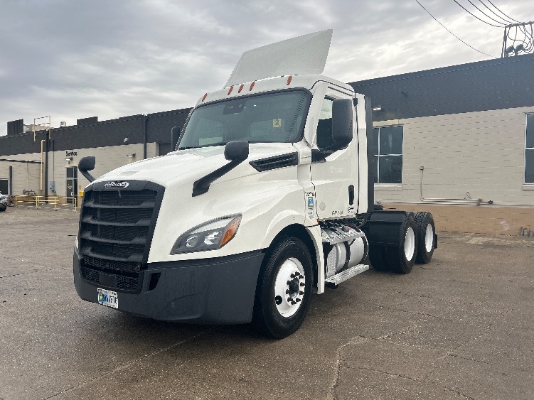 2021 Freightliner Cascadia in Des Moines, IA — photo 3