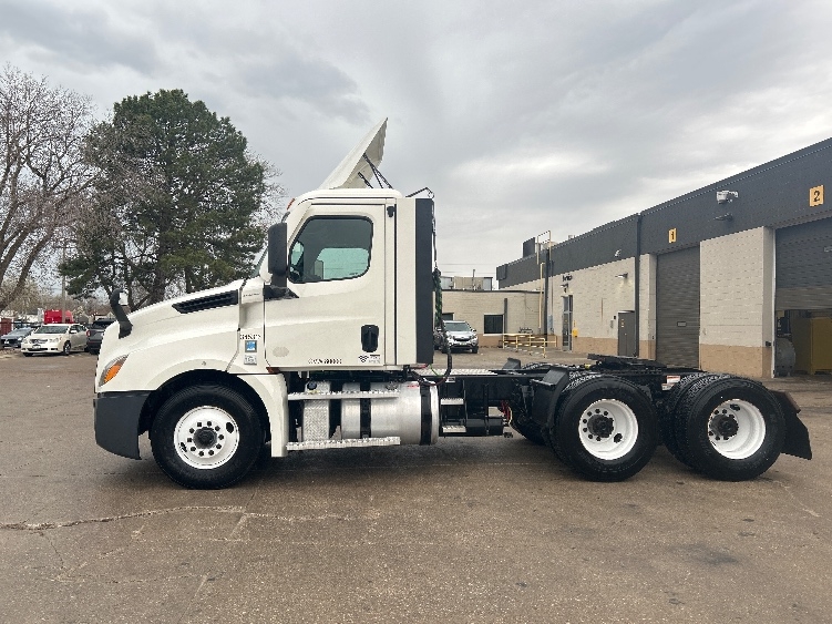 2021 Freightliner Cascadia in Des Moines, IA — photo 4