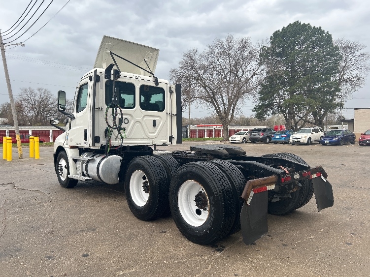 2021 Freightliner Cascadia in Des Moines, IA — photo 5