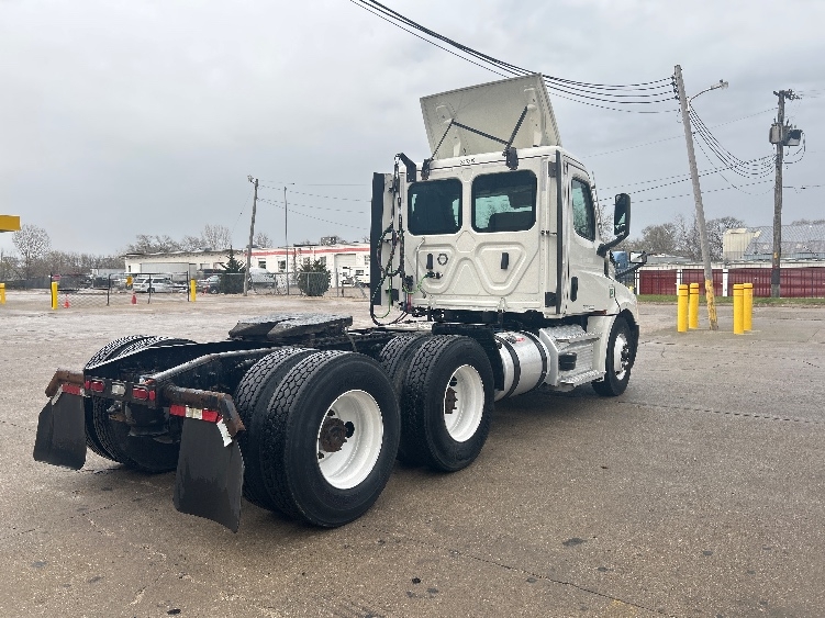 2021 Freightliner Cascadia in Des Moines, IA — photo 7