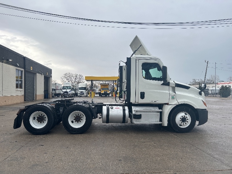 2021 Freightliner Cascadia in Des Moines, IA — photo 8