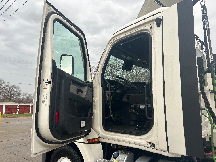 2021 Freightliner Cascadia in Des Moines, IA — photo 9