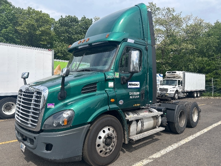 2020 Freightliner Cascadia in Edison, NJ — photo 3