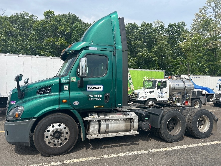 2020 Freightliner Cascadia in Edison, NJ — photo 4