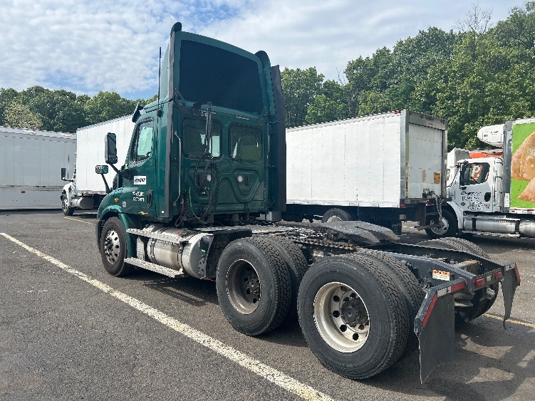2020 Freightliner Cascadia in Edison, NJ — photo 5
