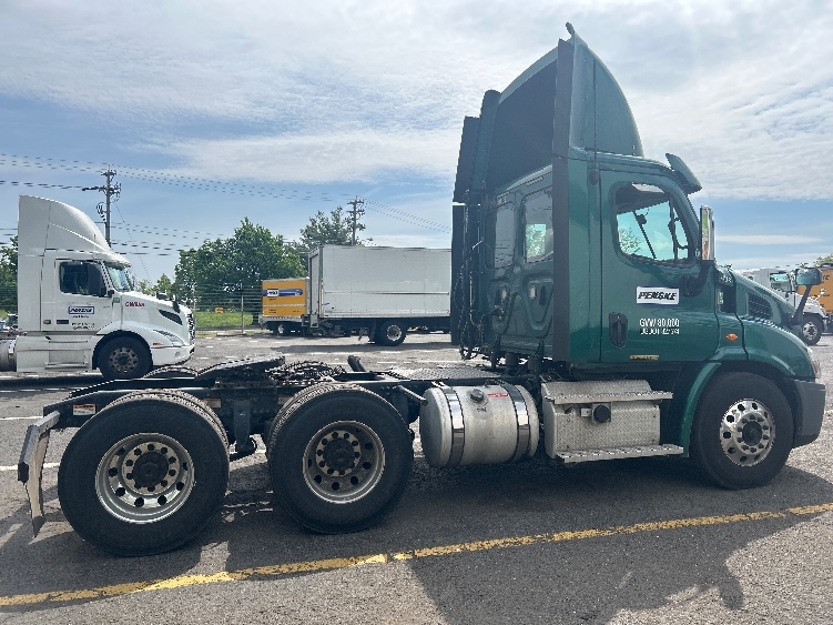 2020 Freightliner Cascadia in Edison, NJ — photo 8