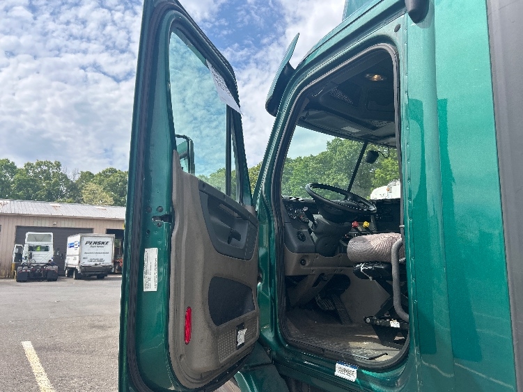 2020 Freightliner Cascadia in Edison, NJ — photo 9