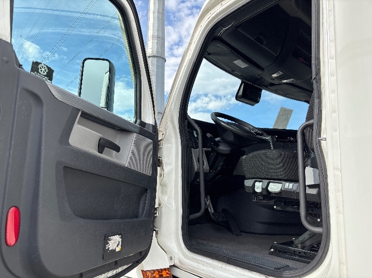 2021 Freightliner Cascadia in Salt Lake City, UT — photo 9