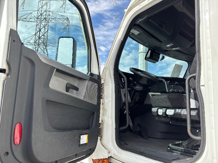 2021 Freightliner Cascadia in Salt Lake City, UT — photo 9