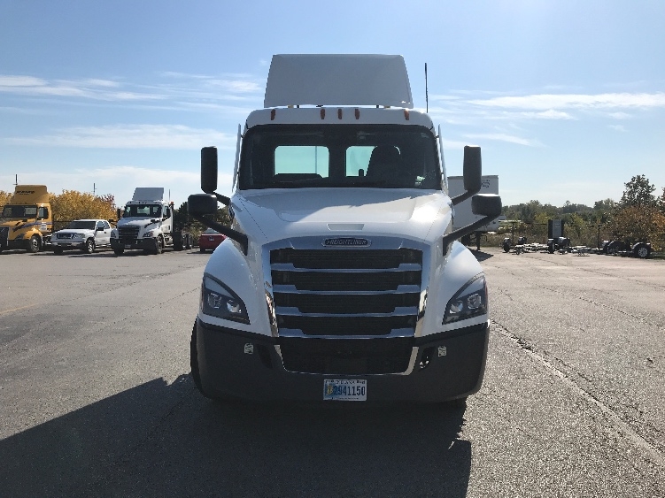 2020 Freightliner Cascadia in Louisville, KY — photo 2