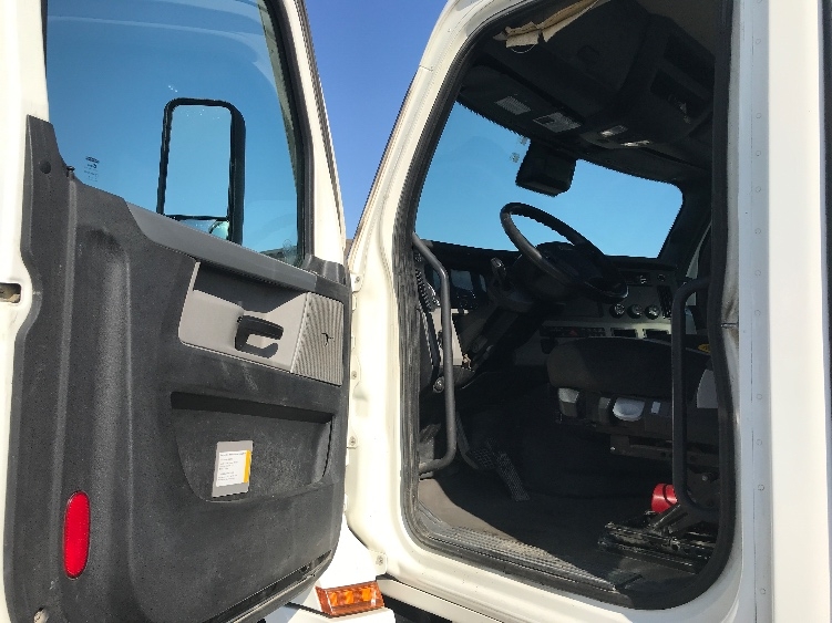 2020 Freightliner Cascadia in Louisville, KY — photo 9