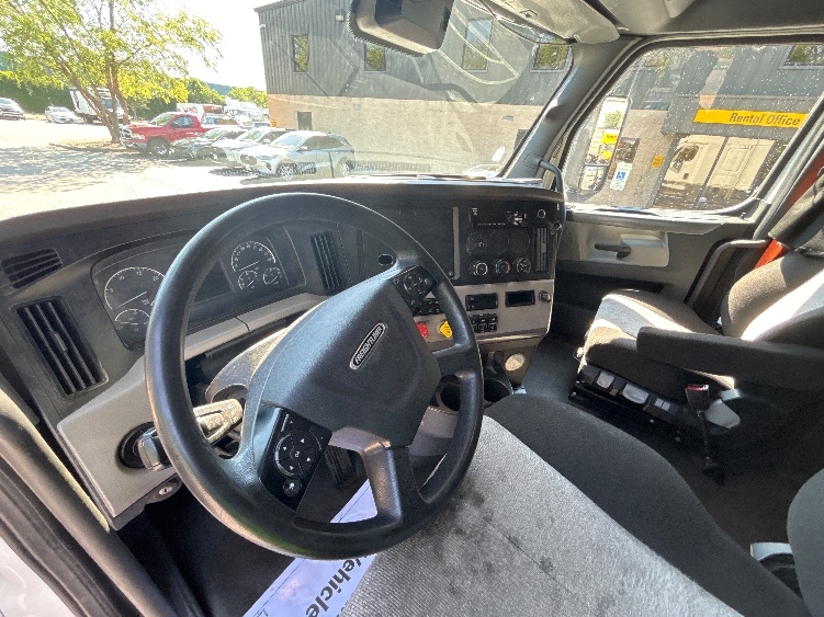2020 Freightliner Cascadia in Prince George, VA — photo 10