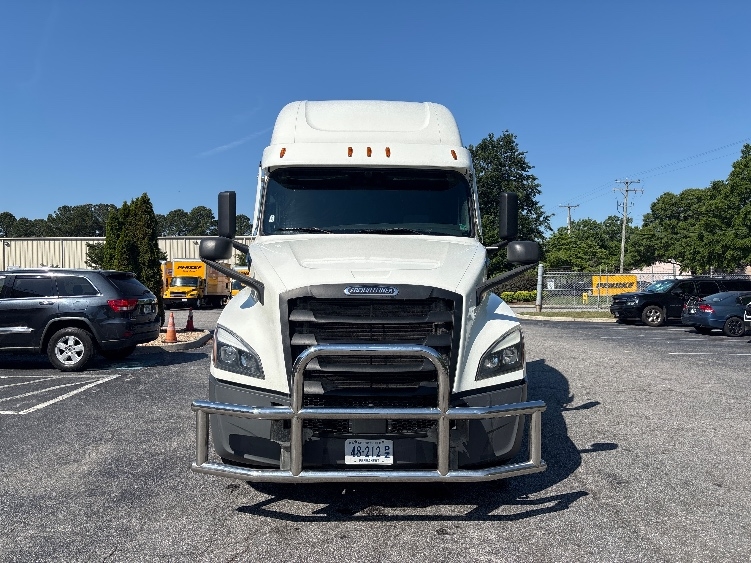 2020 Freightliner Cascadia in Prince George, VA — photo 2