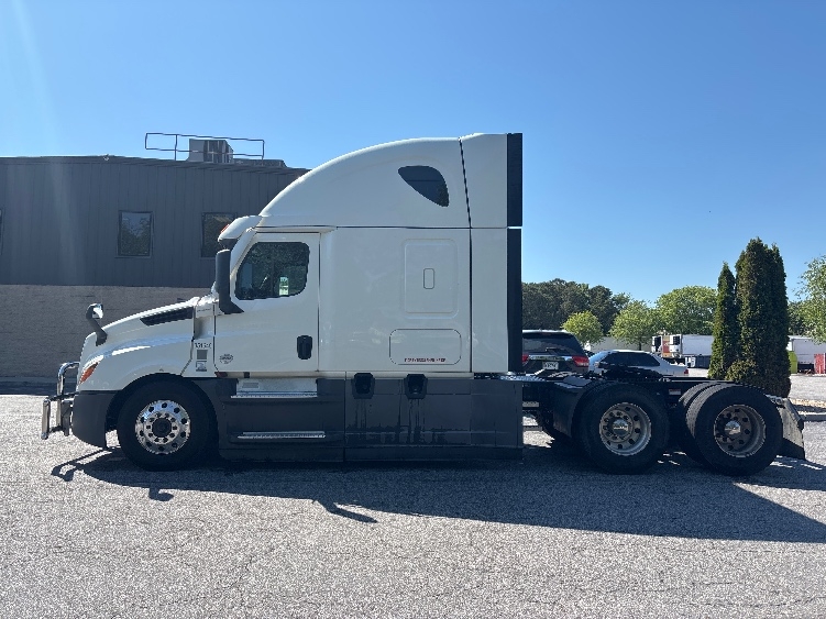 2020 Freightliner Cascadia in Prince George, VA — photo 4