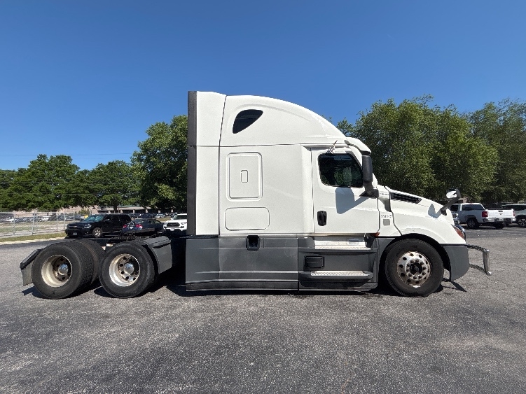 2020 Freightliner Cascadia in Prince George, VA — photo 8