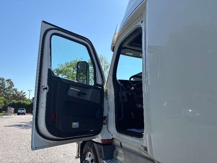 2020 Freightliner Cascadia in Prince George, VA — photo 9