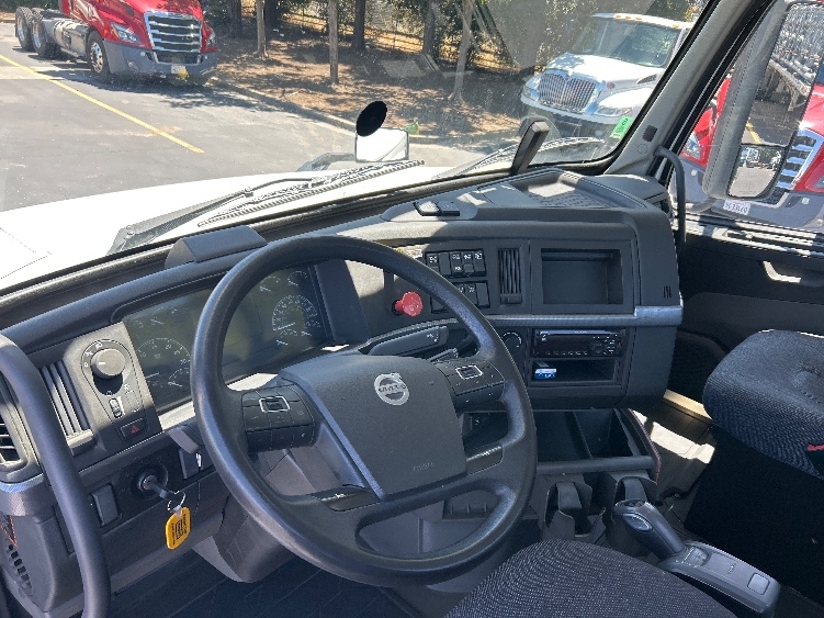 2020 Volvo VNL 300 in West Sacramento, CA — photo 10