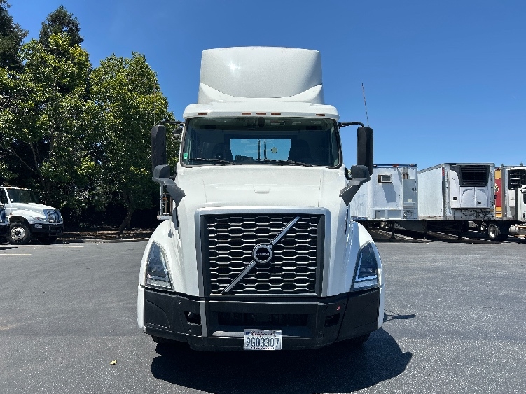 2020 Volvo VNL 300 in West Sacramento, CA — photo 2